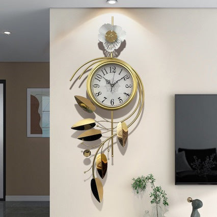 Elegante Florale Wanduhr Karnz