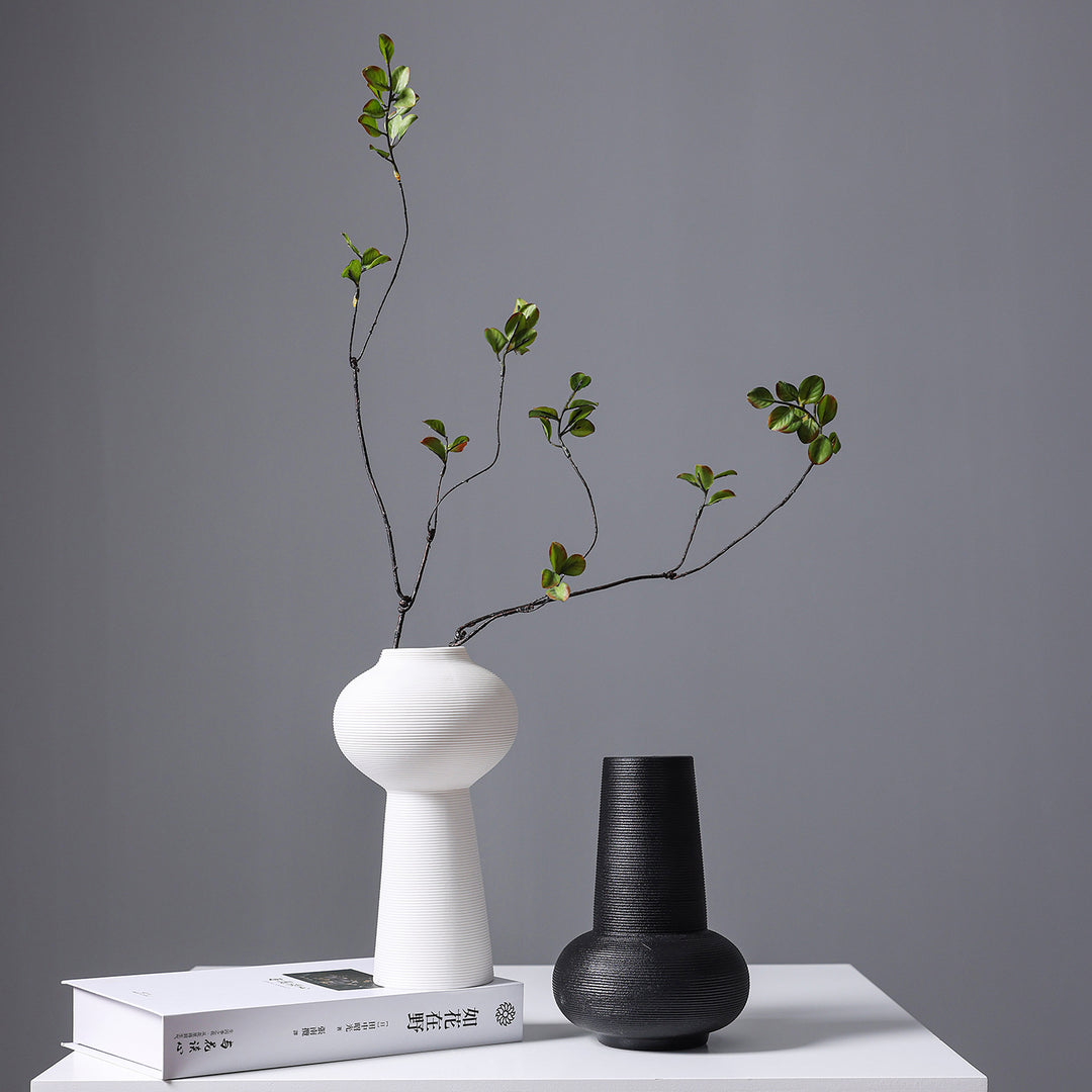 Moderner minimalistischer gerippter Keramikvase