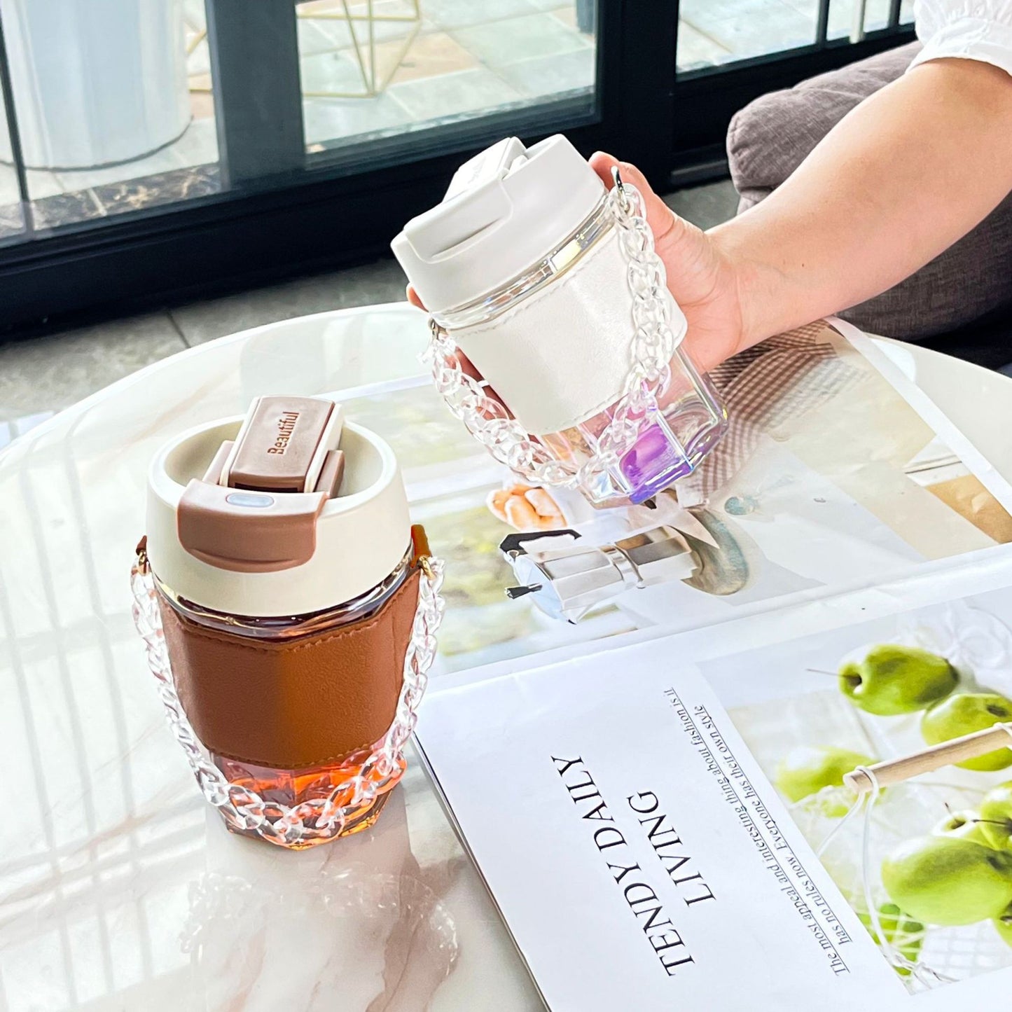 Damen trendiger Glasbecher mit Ketten-Tragegurt Karnz
