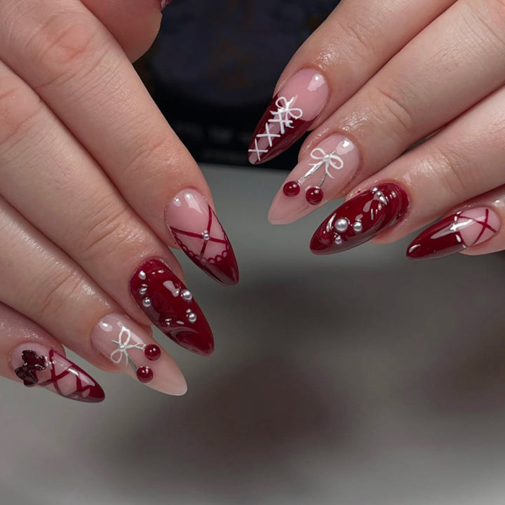 Kunstvolle Acryl-Nägel mit eleganten floralen Akzenten Karnz