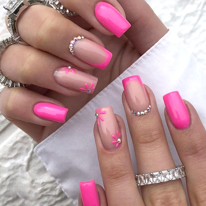 Künstlerische florale Press-On-Nageldesigns Karnz