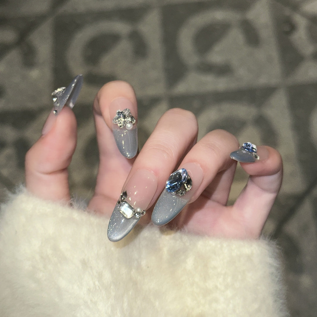Dekorative Stiletto Press-On Nägel mit Kristallakzenten Karnz