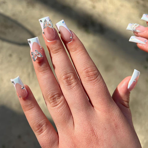 Elegante Nagelkunst mit Glitzer und floralen Akzenten Karnz