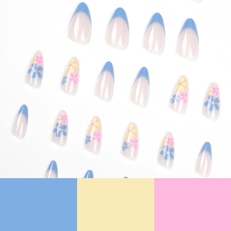 Künstliche Nailart mit floralem Design und Farbverlauf Karnz