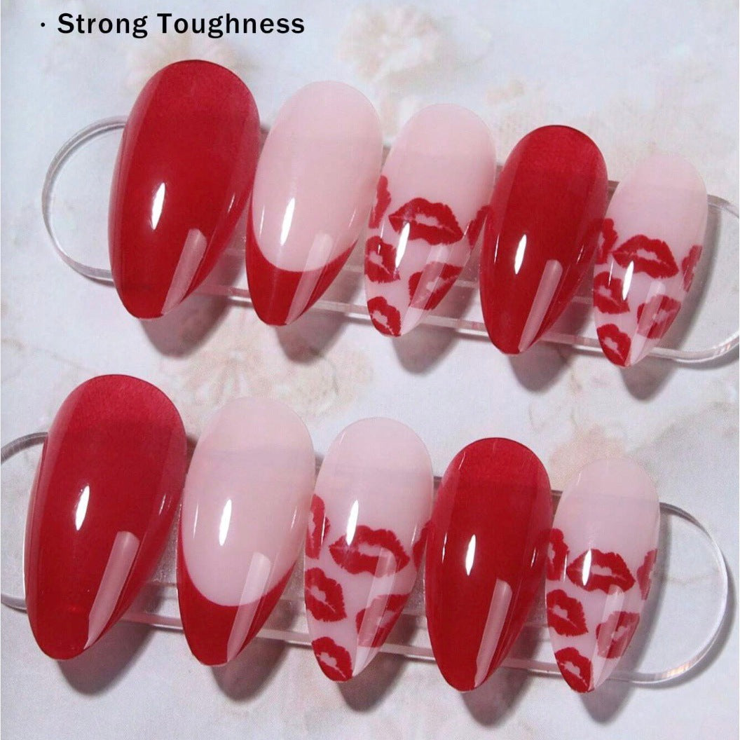 Kunstnagelset mit elegantem Kuss-Motiv und glamourösem Finish Karnz