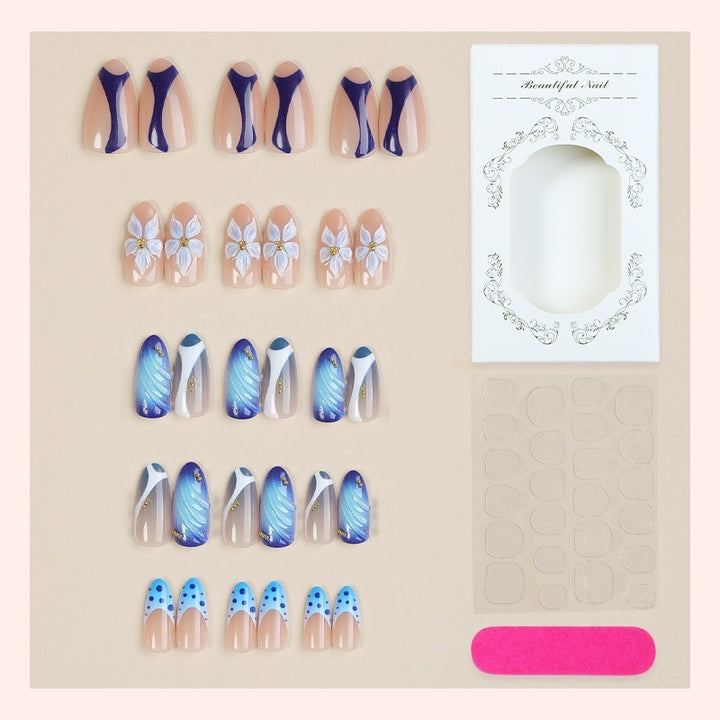 Kunstnägelset mit kreativen floralem Design und glitzernden Akzenten Karnz