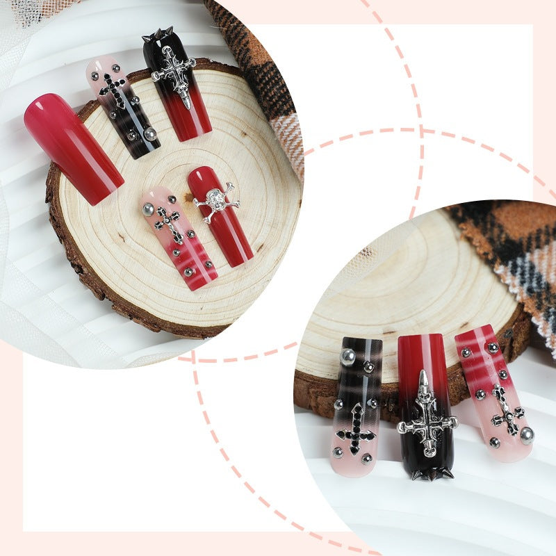 Künstliche Nail Art mit glamourösem Gothic Design Karnz