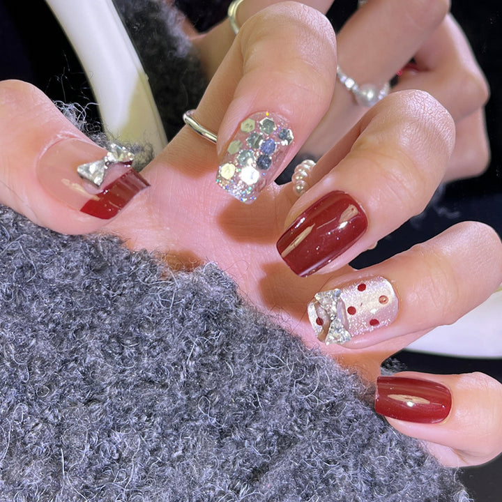 Dekorativer Press-On-Nagelset mit Schleife und Glitzer Karnz