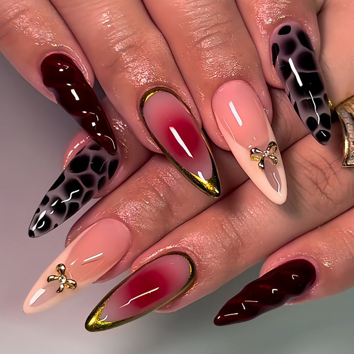 Künstlerisches Stiletto Press-On Nagelset mit einzigartigen Akzenten Karnz