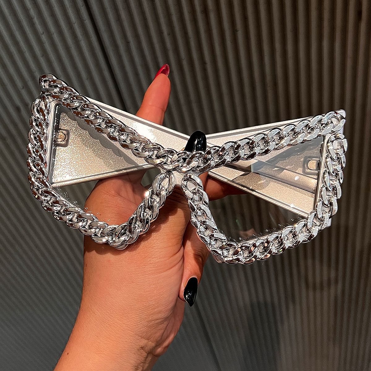 Damen Sonnenbrille mit auffälligem Katzenaugen-Design von Karnz