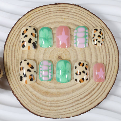 Kunstnagelset mit modernen Tier- und Blumendesigns Karnz