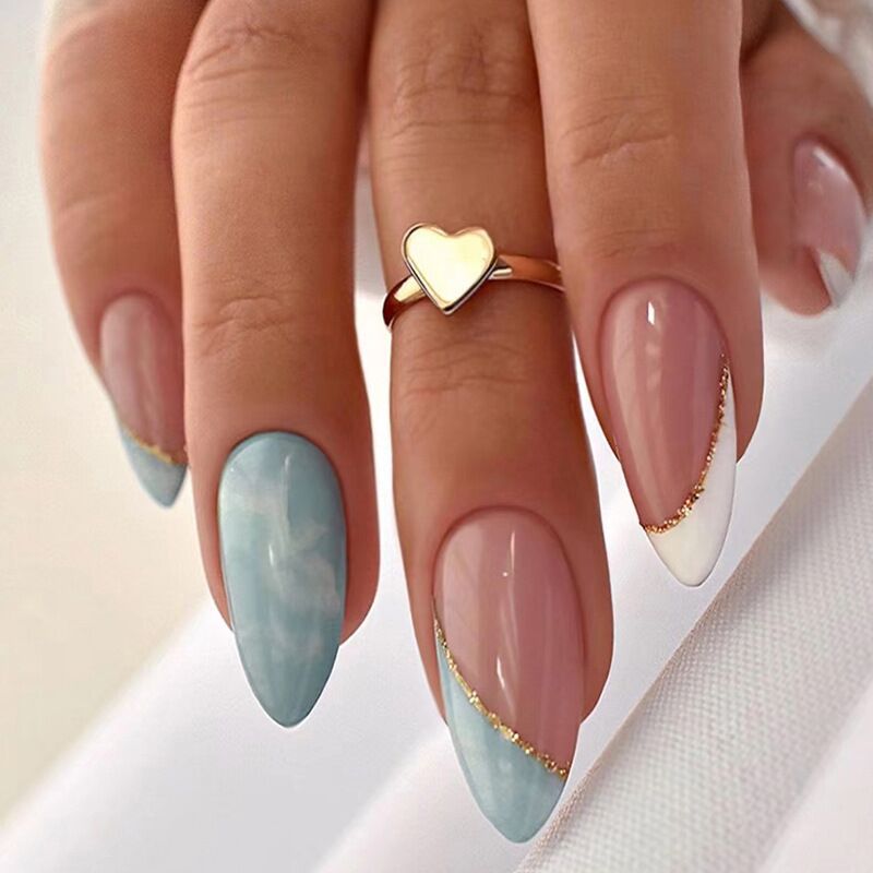 Elegante Stiletto Press-On Nägel Set mit goldenen Akzenten Karnz