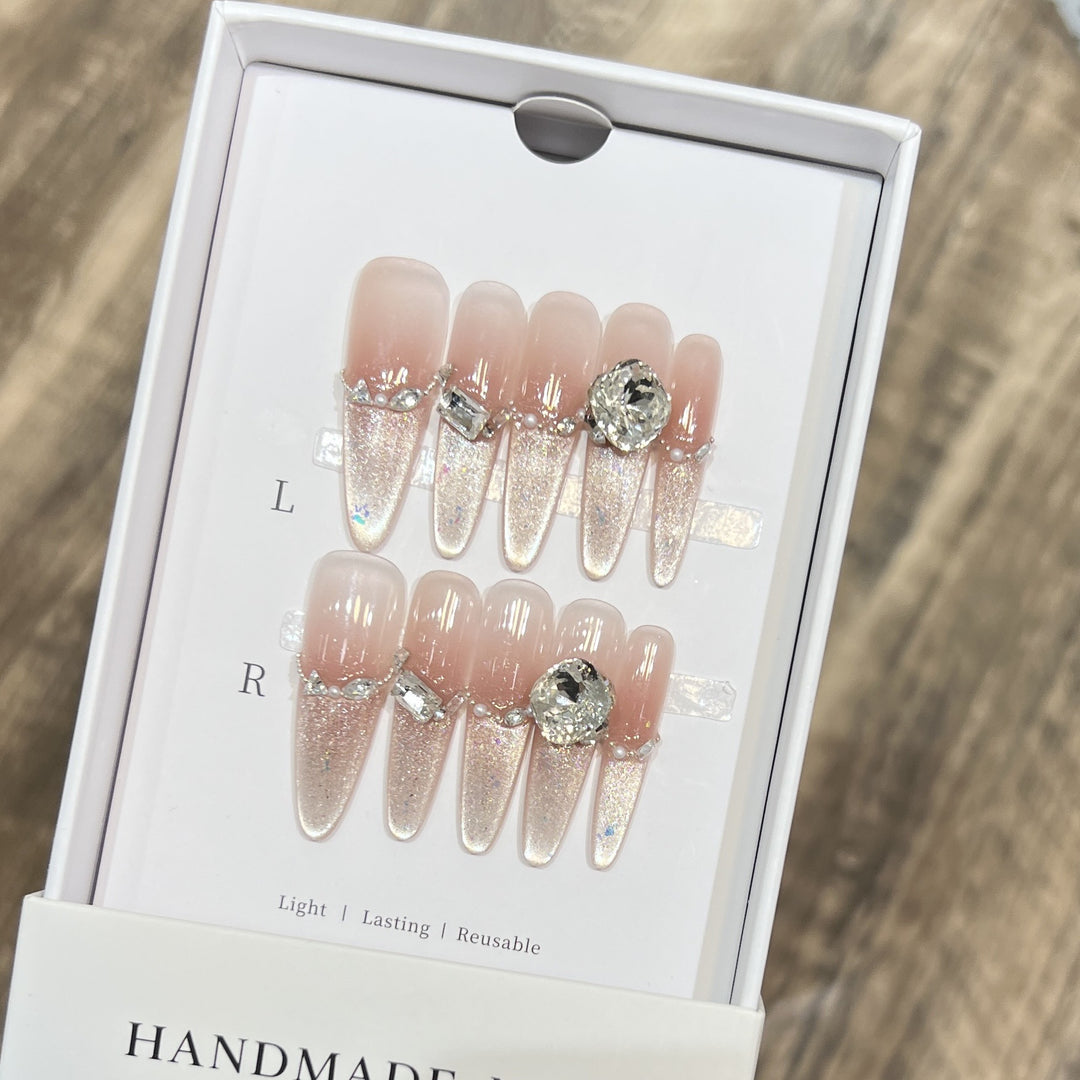 Dekorativer Stiletto Press-On Nagelkunstset mit Strassdetails Karnz