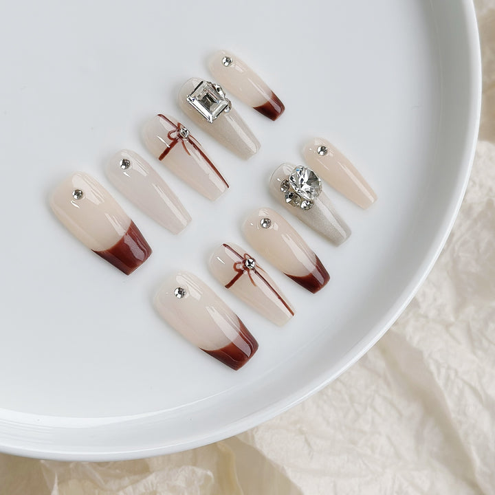 Elegantes Press-On-Nageldesign-Set mit dekorativen Elementen