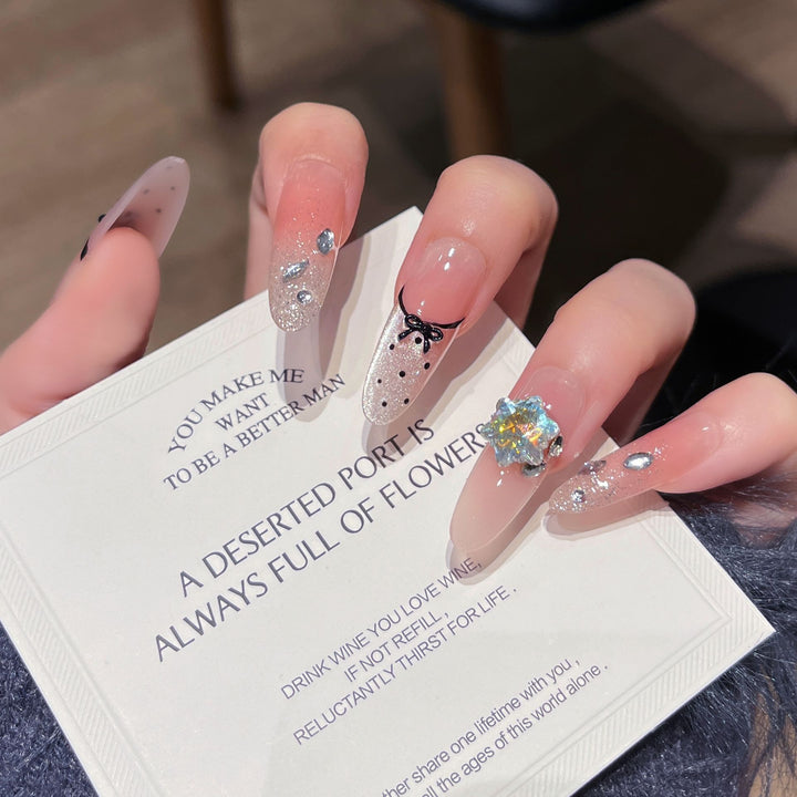 Dekoratives, mit Kristallen verziertes Press-On Nail Set Karnz