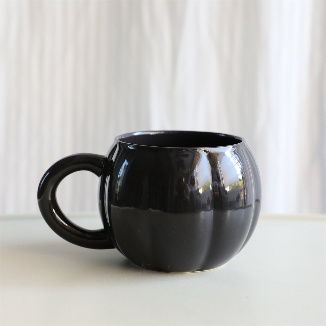 Keramikbecher mit ergonomischem Griff und geriffelter Ballonform