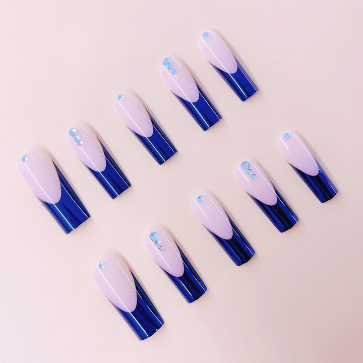 Kunstnagelset mit modernem Glamour und luxuriösen 3D-Akzenten Karnz