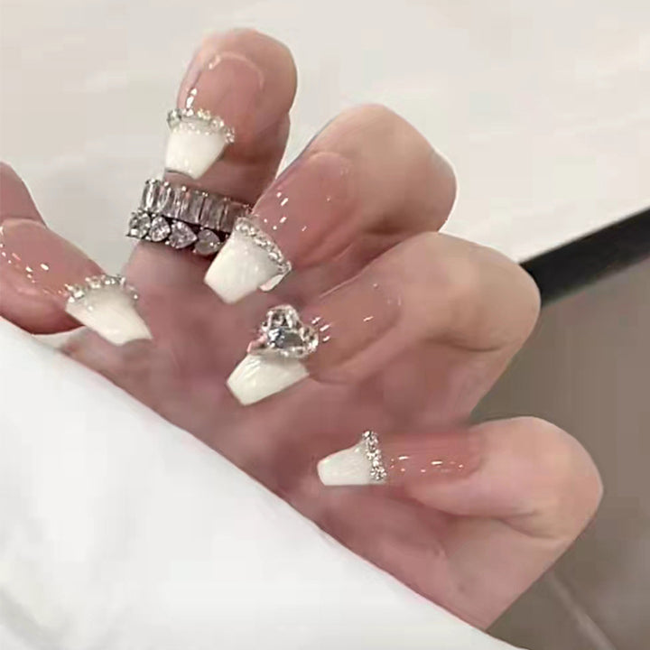 Glamouröse Kunstnägel mit Strass und eleganten Konturen Karnz