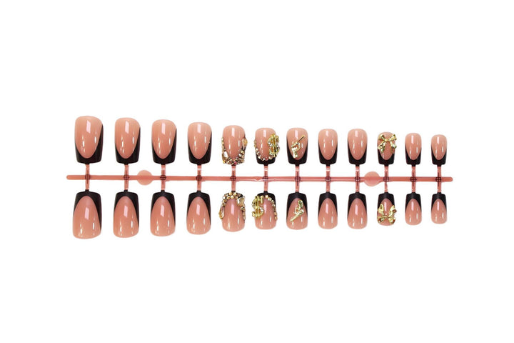 Kunstnagelset mit luxuriösen 3D-Verzierungen und eleganten Glitzerdetails Karnz