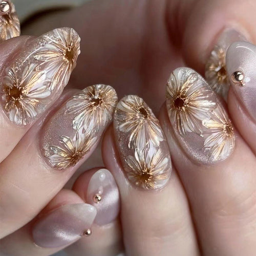 Kunstvolle Nagelverlängerungen mit 3D-Blumenmotiv Karnz