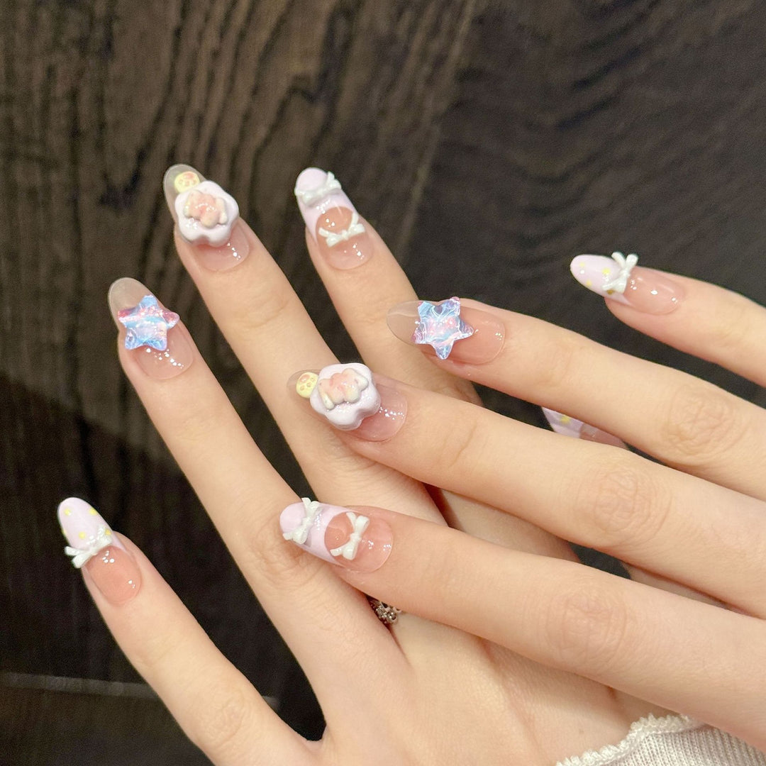 Dekorative Press-On Nagelkunst mit 3D-Elementen
