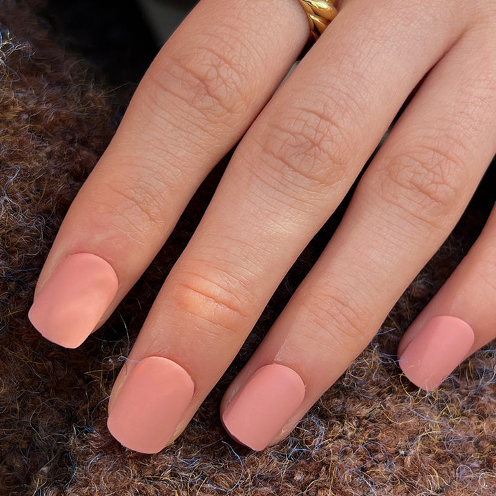 Künstliche Nagelkunst mit mattem Finish Karnz