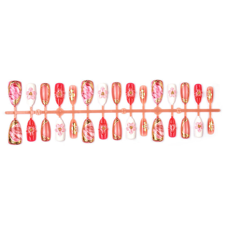 Kunstvolle Nagelspitzen mit floralem Touch Karnz