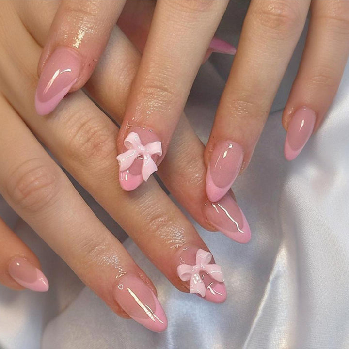 Kunstnagelset mit hochwertigen Designs und eleganten Verzierungen Karnz
