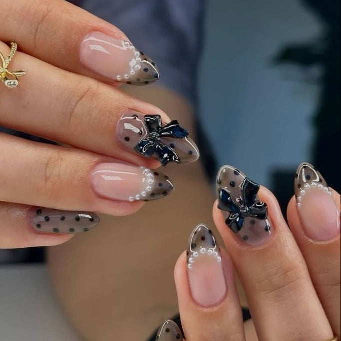 Elegantes Nagelkunst-Set mit Schleifenverzierungen