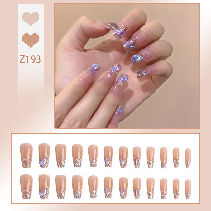 Kunstnagelset mit glamourösen Glitzerakzenten und eleganten Elemente Karnz