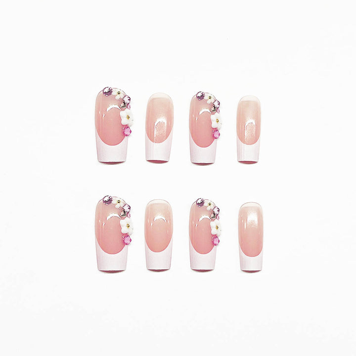 Kunstnagelset mit eleganten Blumendekoren und transparentem Finish Karnz