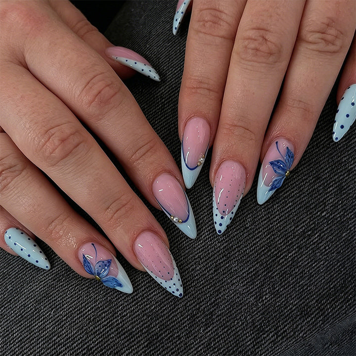 Kunstnagel Set mit dekorativen Polka Dots und Blumenakzenten Karnz