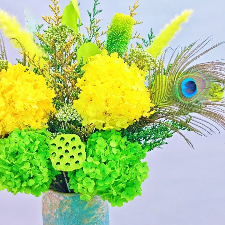 Lebhaftes Blumenarrangement als Mittelpunkt