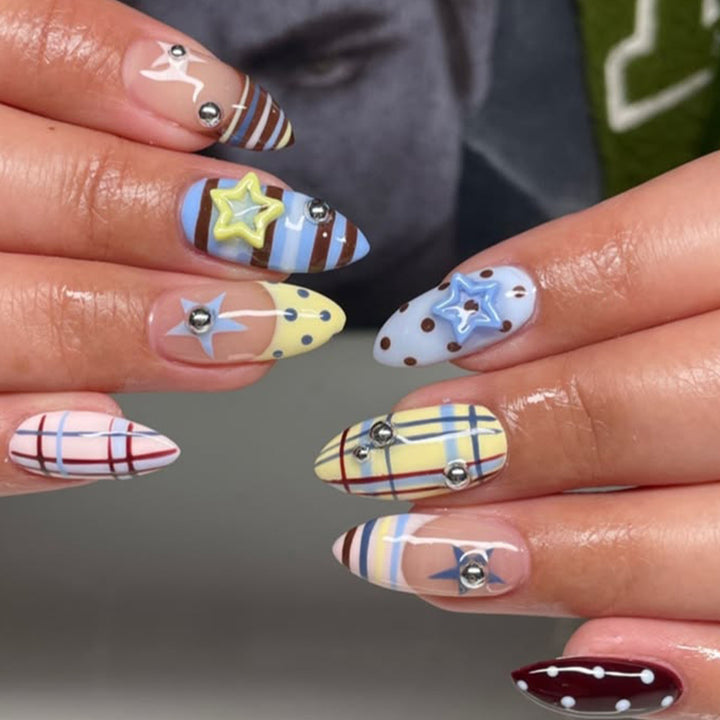 Dekorative Stiletto Nagelkunst mit Sternakzenten Karnz