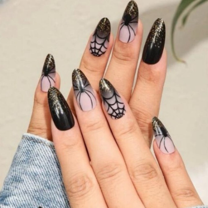 Künstlerisches Press-On Nagelset mit Glitzer und Spinnennetzdesign Karnz