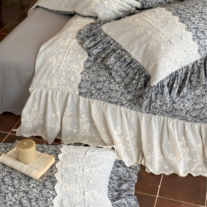 Bettwäsche-Set im Vintage-Shabby-Chic mit dekorativem Volant und gesteppter Tagesdecke