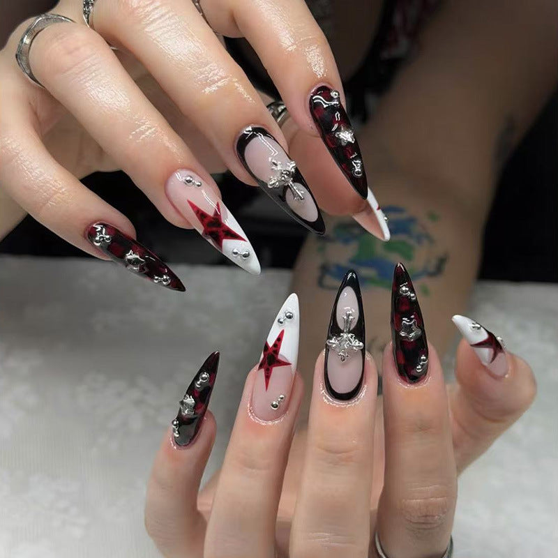 Künstlerische Stiletto-Nagelverlängerungen mit Schmuckakzenten Karnz