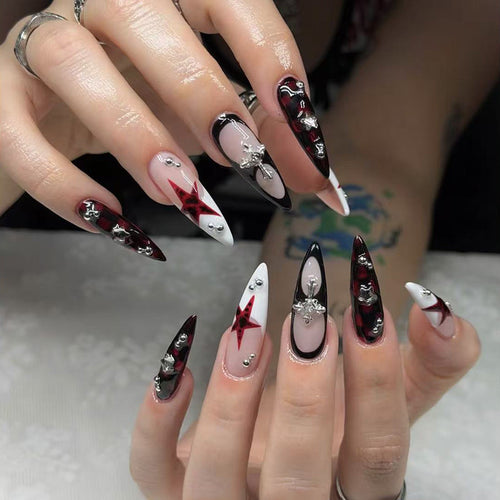 Künstlerische Stiletto-Nagelverlängerungen mit Schmuckakzenten Karnz