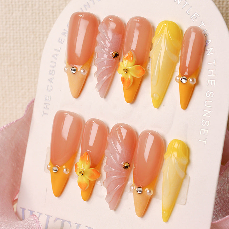 Kunstnagelset mit dekorativen Blüten und feinen Akzenten Karnz