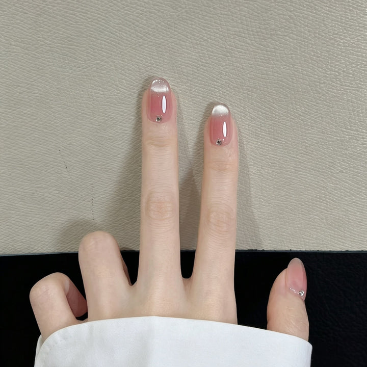 Elegante French Tip Press-On Nägel mit Kristallakzenten