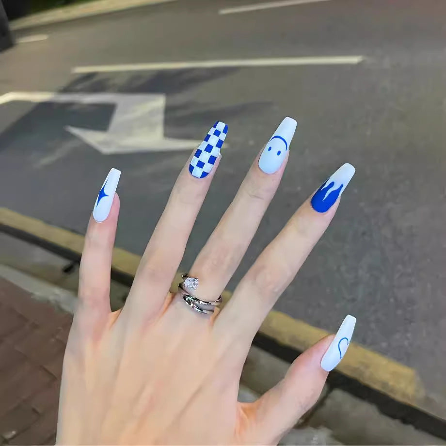 Kunstnagelset mit kreativem geometrischen Design Karnz