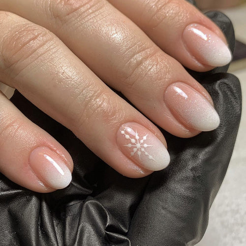 Kunstvolle Nagelverlängerungen mit Glitzer- und Schneeflockendesign Karnz