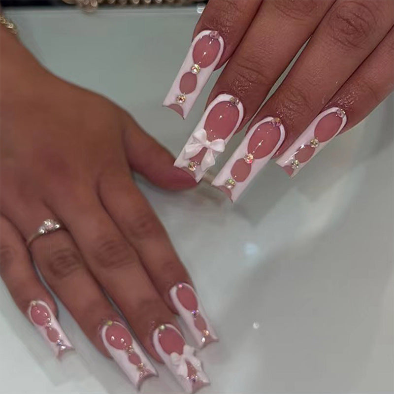 Elegante und kunstvolle Nagelkunst mit Strass-Details Karnz