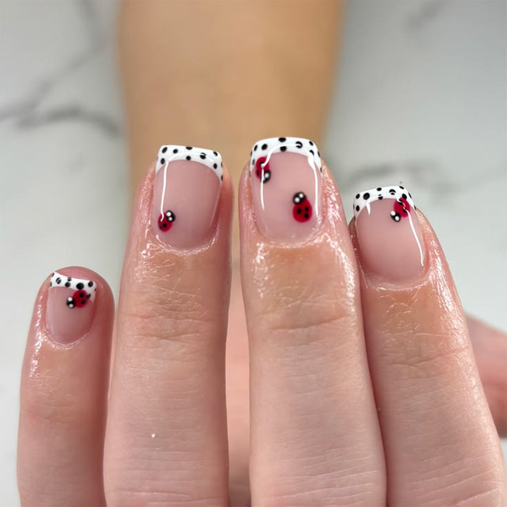 Kunstvolle Nagelkunst mit Marienkäfer-Motiven Karnz