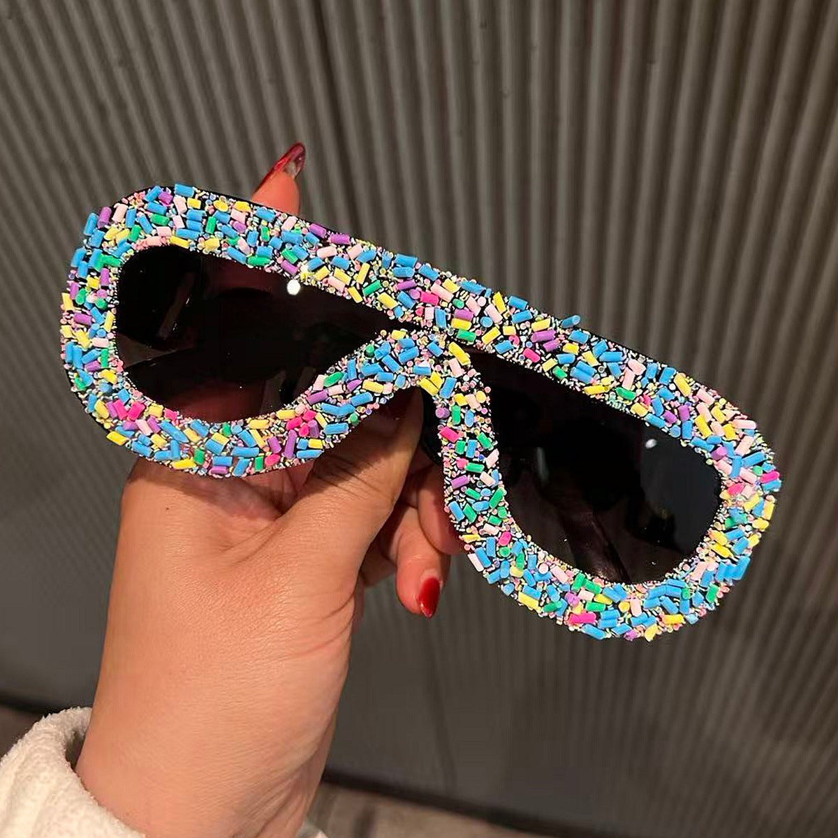 Damen trendige Sonnenbrille mit kreativem Zuckerguss-Design Karnz