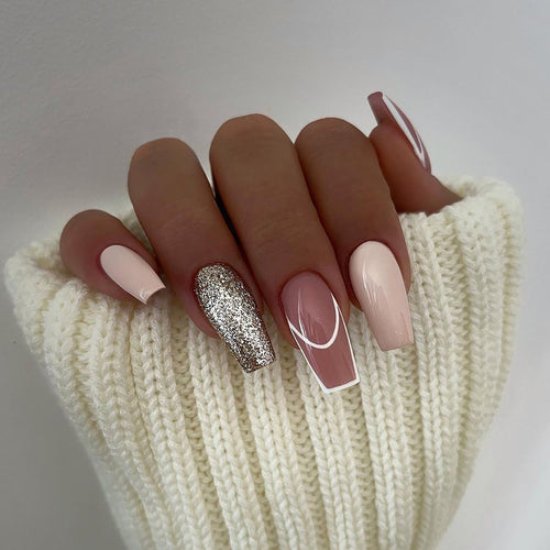 Elegante Nagelverlängerungen mit glamourösen Akzenten Karnz