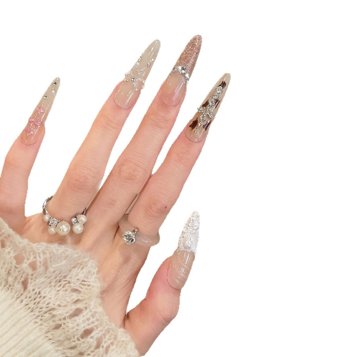Glamouröses Press-On Nagelkunstset mit innovativen Designelementen Karnz