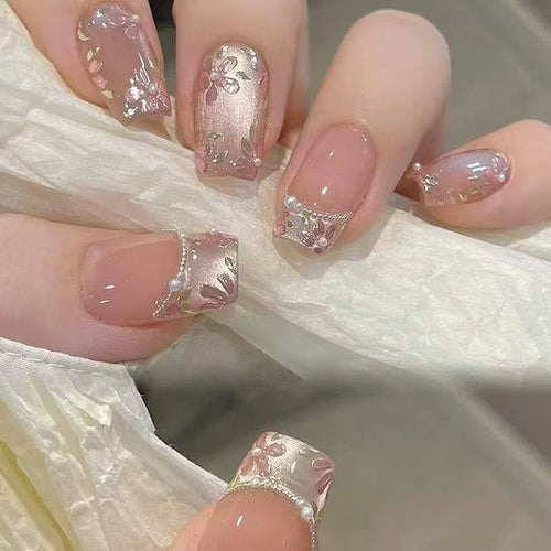 Kunstnagel Set mit floralen Akzenten Karnz