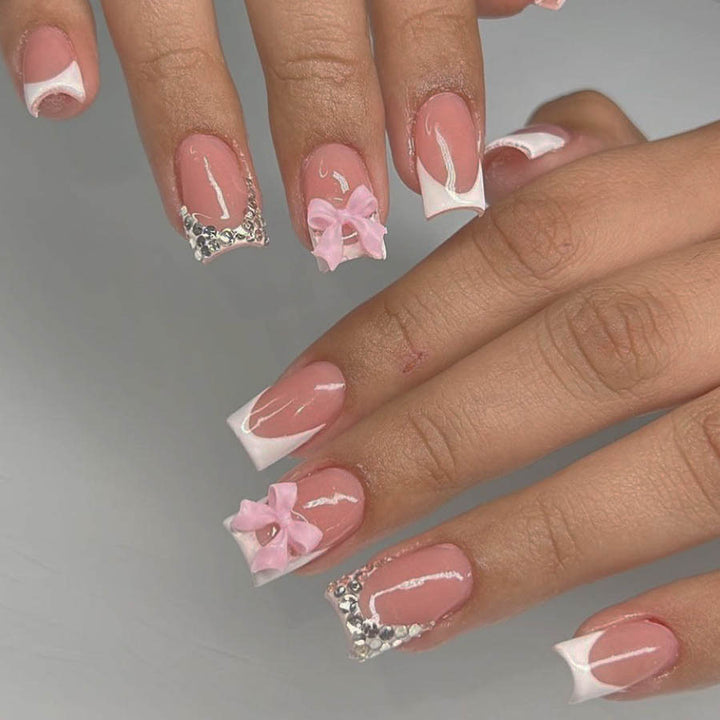 Kunstnagelset mit eleganten Details und 3D-Verzierungen Karnz