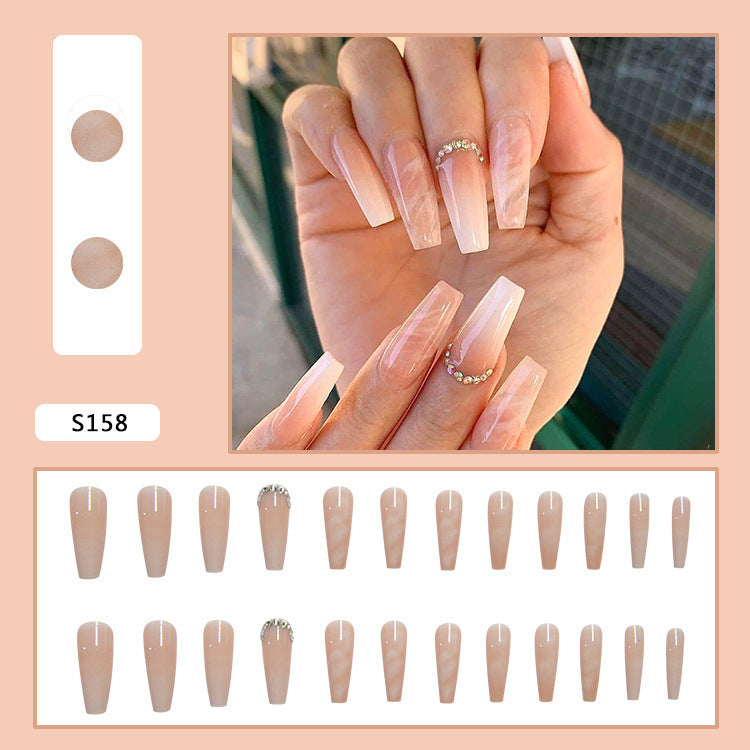 Kunstvolle Nagelspitzen mit Glitzer- und Ombre-Design Karnz